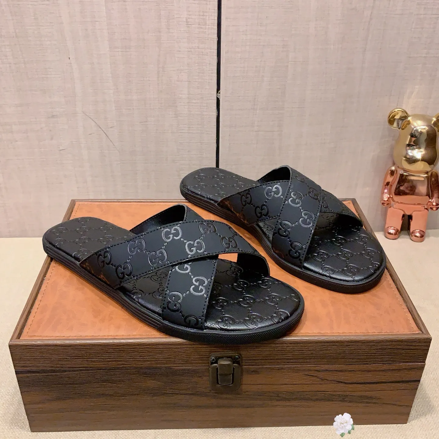 Slippers: New model: Factory price: 240💰💰🎩🎩🔥🔥《 Gucci* 》Series of slippers top purchasing agent🔍🔍Sold simultaneously for men, original Italian imported webbing made of selected cowhide, exquisite workmanship,), sole: (super comfortable) original factory special sole, ⚠️exclusive double-layer movable molded sole super comfortable⚠️, real shot🎬the real thing is more beautiful🔍🔍266 regular code 38-45,